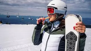 Zdrowe przekąski dla fanów nart i snowboardu. Co jeść, by mieć siłę na stoku? 