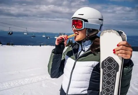 Zdrowe przekąski dla fanów nart i snowboardu. Co jeść, by mieć siłę na stoku? 