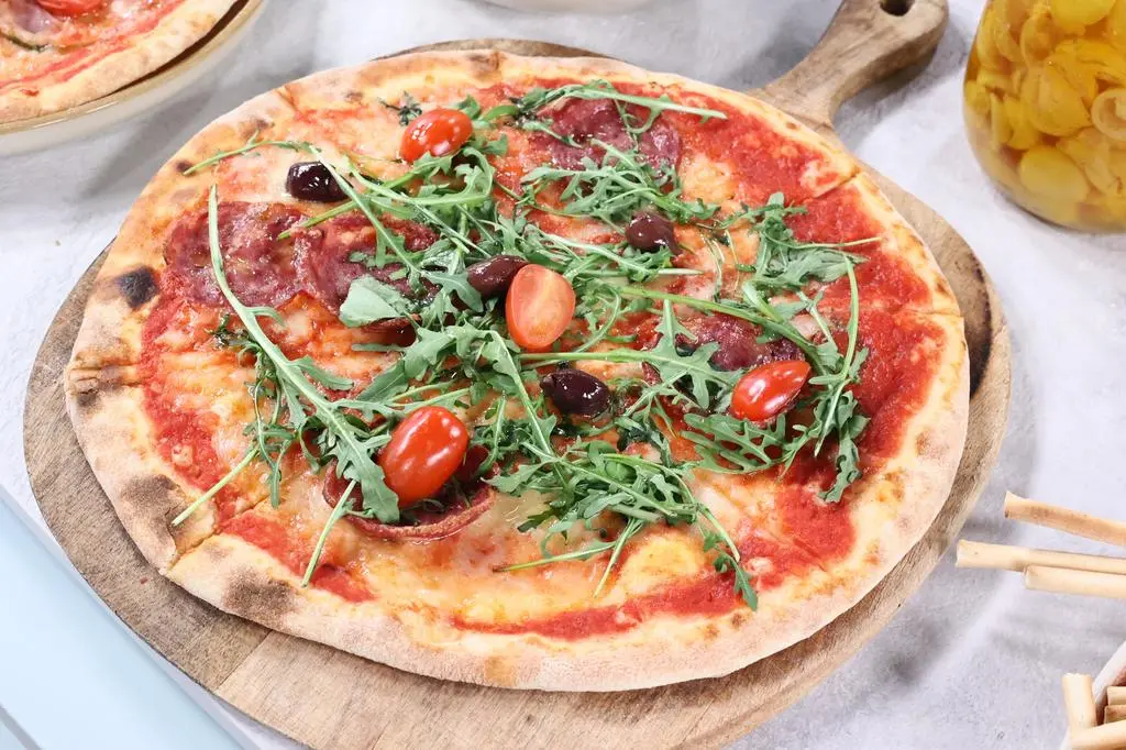 Pizza z rukolą i pomidorkami koktajlowymi