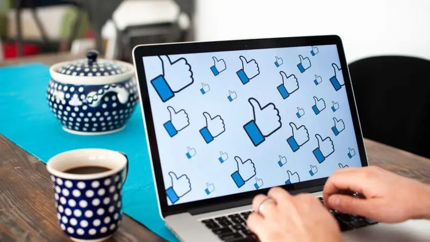 "Kciuk w górę" to pasywno-agresywna komunikacja w pracy? "Bardzo niegrzeczne"