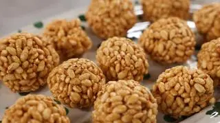 Babcia i wnuczka gotują ulubione słodkości z czasów młodości. To prawdziwy wehikuł czasu