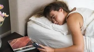 Przepracowany mózg. "W dzień przyswajamy więcej informacji niż człowiek średniowiecza przez całe życie"