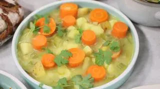 Gulasz marchwiowo-korzenny z pieczonymi ziemniakami i kozim serem