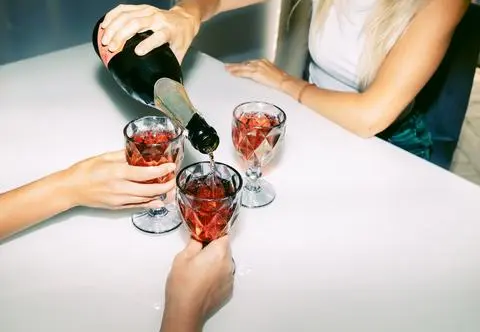 19 osób zmarło po zatruciu się podrobionym alkoholem. Liczba poszkodowanych rośnie