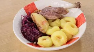 Kaczka w winie z kluskami śląskimi i kapustą czerwoną