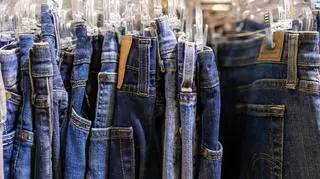 Fason tych jeansów to totalna nowość. Z czym nosić barrel jeans?