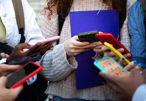 W szkole zapaliła się bateria w telefonie komórkowym. Kilka osób trafiło do szpitala 