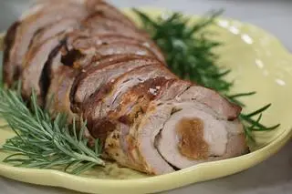 Rolada z boczku z morelą