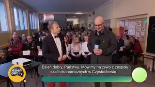 Szkoła, która prowadzi badania profilaktyczne wśród młodzieży (napisy)