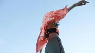 kobieta w sportowym ubraniu 