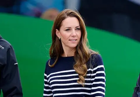 Zrobi furorę w 2025 roku, ale Kate Middleton nosi go od dawna. Jak wystylizować Breton Top? 