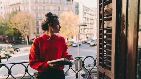 "Red Power Knit", czyli wielki powrót czerwonych swetrów. Zobacz, jak noszą je Francuzki 