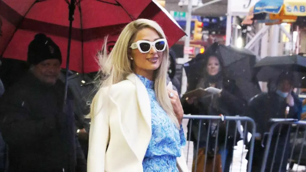 Paris Hilton w białym płaszczu