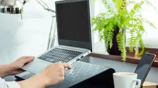 Jak schłodzić laptopa? Domowe sposoby na bezpieczne i efektywne chłodzenie urządzeń