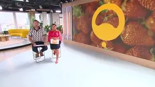 Prowadzący prosto zza kulis 