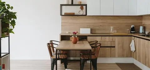 Jedna podłoga, spójne wnętrze. Jak dobrać wykończenie do salonu połączonego z kuchnią?