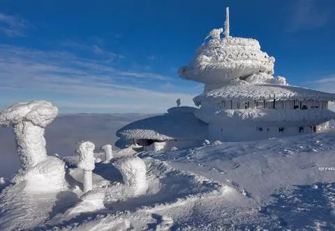 Droga na Śnieżkę stała się jego trasą do pracy. Jak pracuje się w Wysokogórskim Obserwatorium Meteorologicznym?