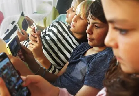 Smartfon dla 5-latka to już norma? Opublikowano alarmujące wyniki badań