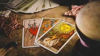 Weekendowy horoskop tarotowy na 28-30 listopada 2025 dla wszystkich znaków zodiaku
