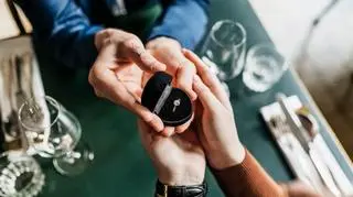 Oświadczył się partnerce, bo czuł presję. Co się wydarzyło po zaręczynach?