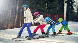 Mama na nartach z dziećmi