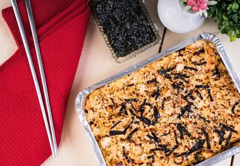 Sushi bake - co to za potrawa i jak ją zrobić? Przepis krok po kroku