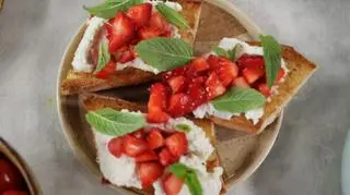 Tosty z ricottą, truskawkami i syropem z kwiatów bzu