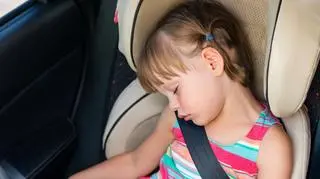 Matka zostawiła córkę w nagrzanym samochodzie. Sama poszła na zakupy  