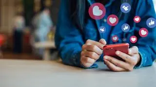 kobieta ze smartfonem, ikonki facebooka, messengera