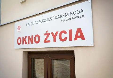 Dziewczynka pozostawiona w oknie życia znalazła kochający dom. Ksiądz: "Chciałbym tej mamie podziękować"