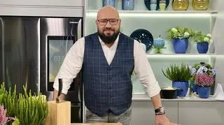 Dania kuchni polowej - przepisy na polową zupę grochową z chorizo, świeżonkę z podpłomykami, pieczone ziemniaki i bigos