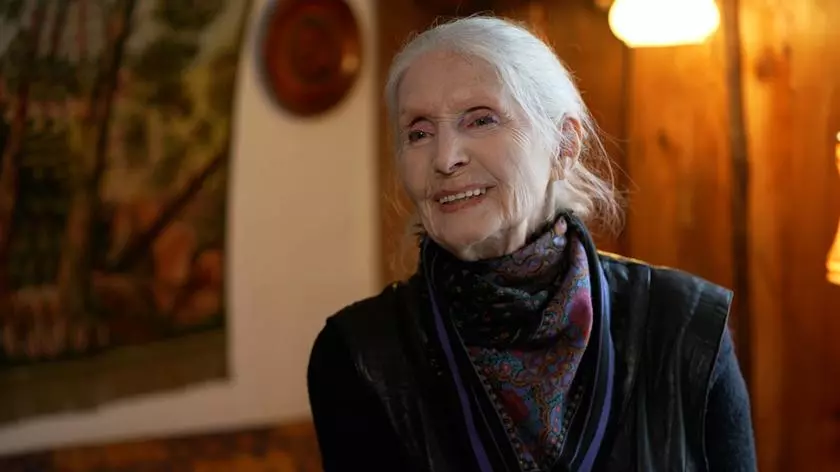 Helena Norowicz aura bientôt 90 ans et elle fait toujours le grand écart