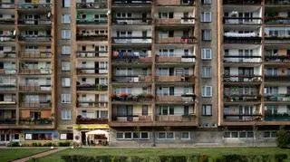 Przed ciosami męża próbowała uciekać przez balkon. Spadła z 3 piętra 