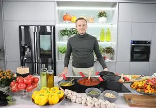 Przepisy Sebastiana Olmy na wegańskie leczo, pieczonego bakłażana oraz sałatkę i zupę z cukinii