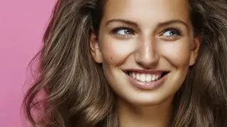 Subtelna opalenizna twarzy wraca do łask. Jak osiągnąć uwielbiany przez influencerki efekt cery muśniętej słońcem?