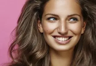 Subtelna opalenizna twarzy wraca do łask. Jak osiągnąć uwielbiany przez influencerki efekt cery muśniętej słońcem?