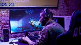 Mężczyzna grający w grę komputerową