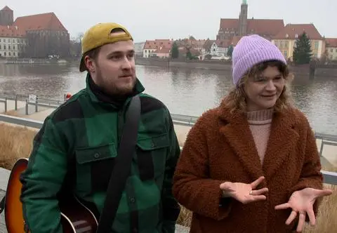 Zakochali się w sobie na ulicy, dziś tworzą razem dom i muzykę. Kim jest zespół Follow Rivers?