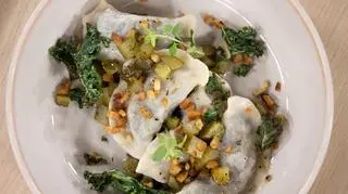 Pierogi z krupniokiem z glazurowanymi w miodzie ogórkami kiszonymi