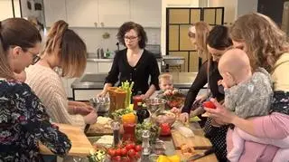 Gotowanie z dzieckiem na rękach? To możliwe. Dietetyczka radzi, jak szybko wykonać zdrowy obiad