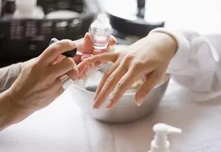 Manicure biologiczny, czyli bezpieczna technika stylizacji paznokci. Czy może zastąpić klasyczne zdobienie?