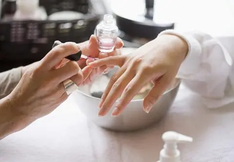 Manicure biologiczny, czyli bezpieczna technika stylizacji paznokci. Czy może zastąpić klasyczne zdobienie?