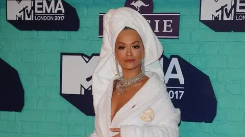 Rita Ora i jej mąż Taika Waititi świętowali 1. rocznicę ślubu. Z tej okazji podzieli się intymnymi zdjęciami z ceremonii  