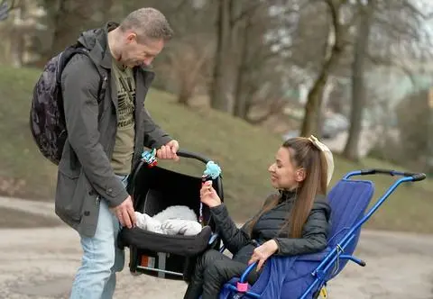 Została mamą mimo choroby SMA. "Zastanawiałam się, czy przeżyję"