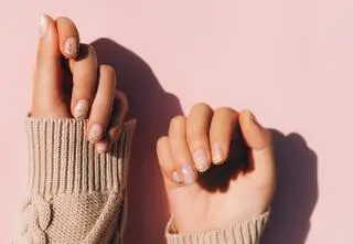 Naturalny manicure jest idealny na każdą okazję. To wiosenny hit wśród minimalistek