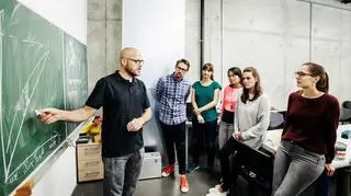 Jakie studia wybierają młodzi ludzie? W tych zawodach bez problemu znajdziesz pracę