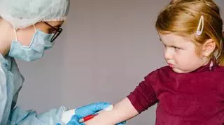 Wybierasz się z dzieckiem na pobranie krwi? Zobacz, jak przygotować malucha, by uniknąć niepotrzebnego stresu