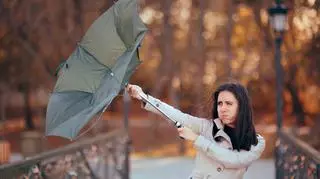 Kobieta trzymająca uszkodzoną parasolkę