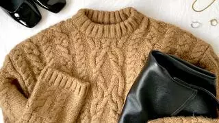 Sukienka sweterkowa – jak ją nosić? Oto modne fasony