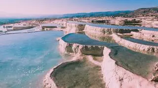 Pamukkale w Turcji – co to za atrakcja i dlaczego warto ją odwiedzić?